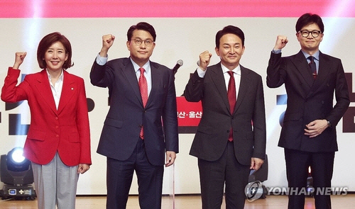 국민의힘 대표 후보들이 10일 오후 부산 벡스코에서 열린 제4차 전당대회 부산, 울산, 경남 합동연설회에서 인사하고 있다. 오른쪽부터 한동훈, 원희룡, 윤상현, 나경원 당 대표 후보.  연합뉴스